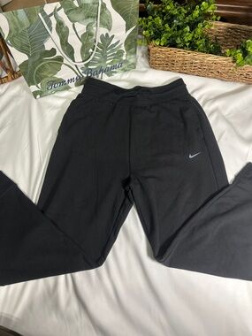Women’s Nike Black Fleece Jogger Pants- Size M- Excellent condition